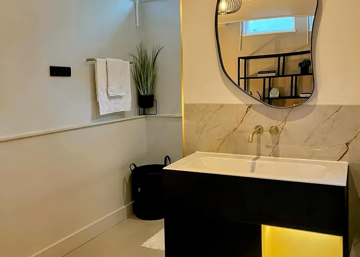 Bij Germaine Alojamento de Acomodação e Pequeno-almoço 3*