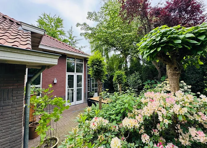 Bij Germaine Alojamento de Acomodação e Pequeno-almoço 3*